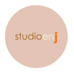 Logo van Studio en J – Interieurontwerp en realisatie in de regio Haarlem, Duin- en Bollenstreek.