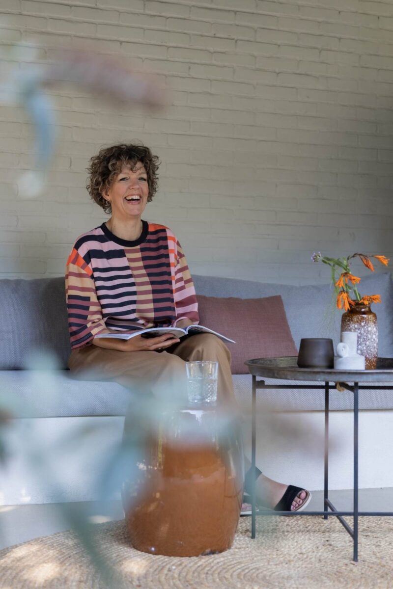 Jolanda Böhm, interieurontwerper en de drijvende kracht achter Studio en J gevestigd in Hillegom. Werkzaam in de regio's Haarlem en Leiden, Noord- en Zuid-Holland
