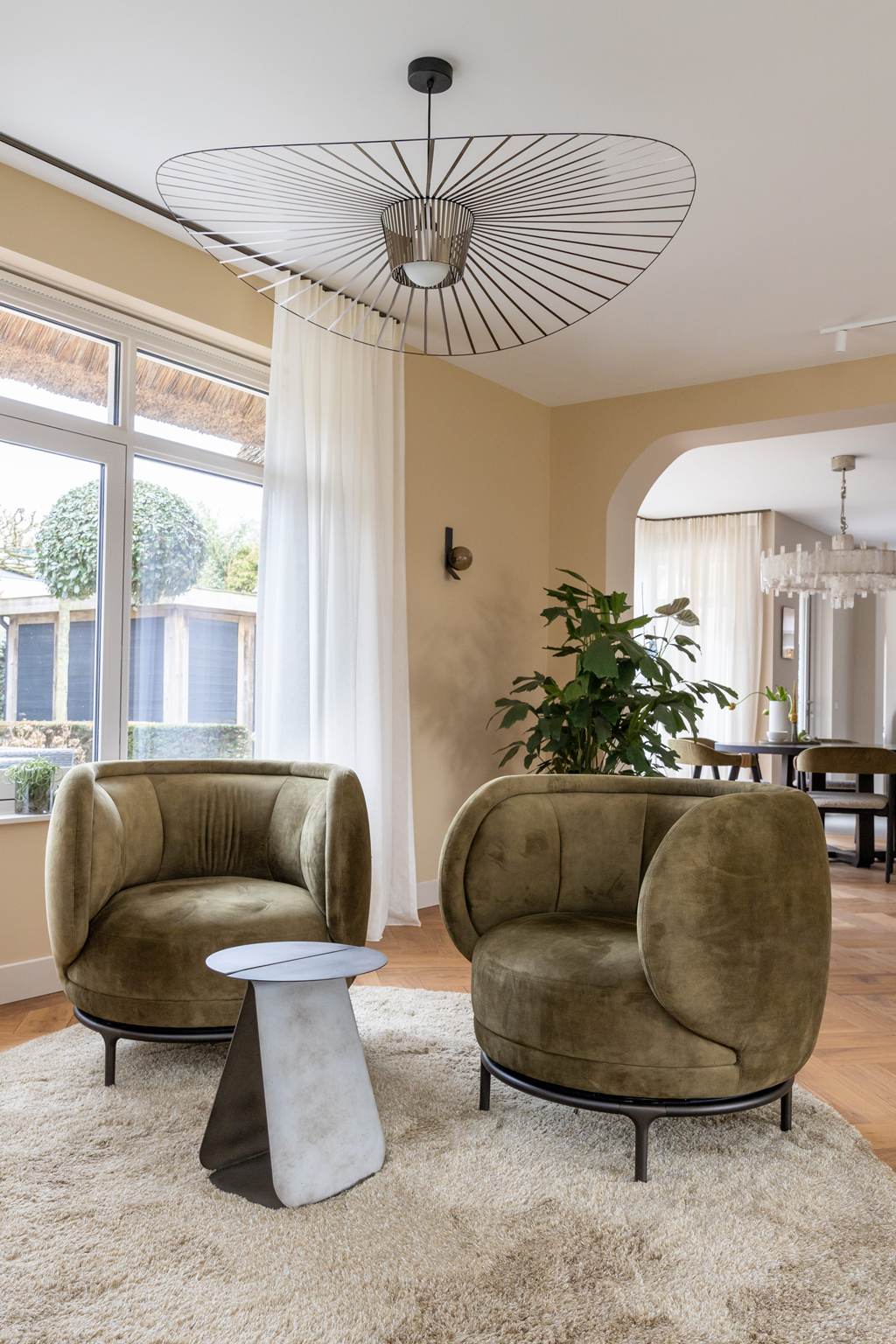 Totaalconcept voor een luxe villa in Bergen NH. Studio en J maakte hier een interieurontwerp voor een luxe zithoek met apart zitje voor de tv met maatwerk vloerkleed in organische vorm, 2 draaifauteuils en een bijzonder metalen bijzettafel. Lichtplan, indeling, keukenontwerp, kleuradvies, materiaalkeuzes en meubelplan door Jolanda Böhm.