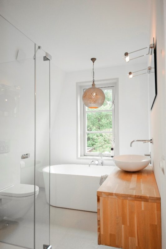 Complete badkamer onder schuin dak na verbouwing door studio en J