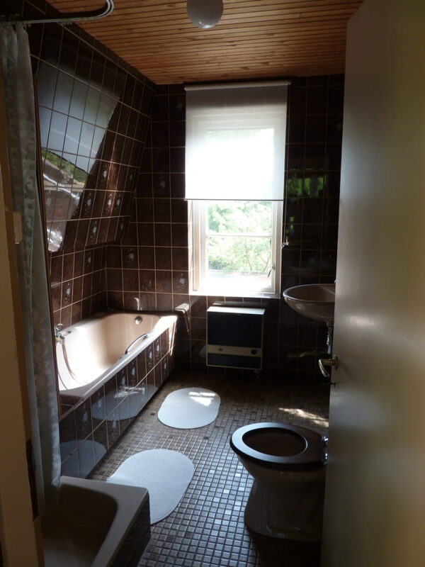 Kleine badkamer met schuin dak voor verbouwing door studio en J