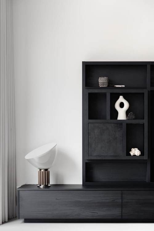Nieuwbouw Hoofddorp Studio en J interieurontwerp Ontwerp maatwerk tv-kast met design lamp Taccia in Hoofddorp door studio en J
