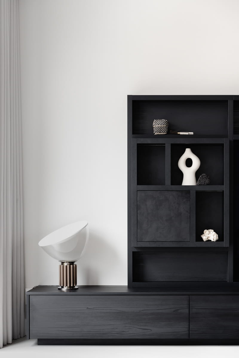Nieuwbouw Hoofddorp-Studio en J interieurontwerp Zwart wandmeubel maatwerk ontwerp met design lamp nieuwbouwwoning Hoofddorp totaalconcept door studio en J interieuronwterp