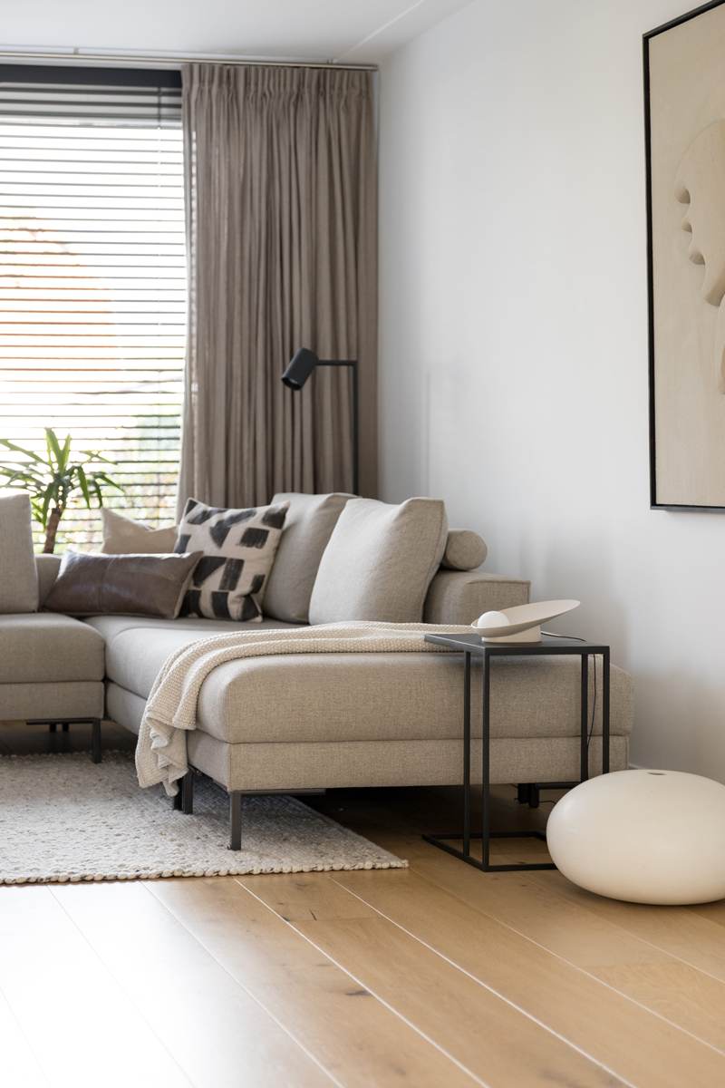 Studio en J tijdloos interieurontwerp Egmond Tijdloze zithoek in neutrale kleuren door interieurstudio en J
