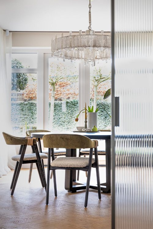 Totaalconcept luxe villa Bergen studio en J Luxe ronde eethoek met design stoelen luxe villa Bergen door interieurstudio en J