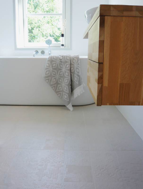 Complete badkamer onder schuin dak na verbouwing door studio en J
